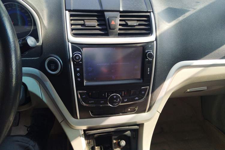 Used Geely Auto Emgrand 2015 Sedan 1.5L Manual - Top Trim Level Audio And AC Panel