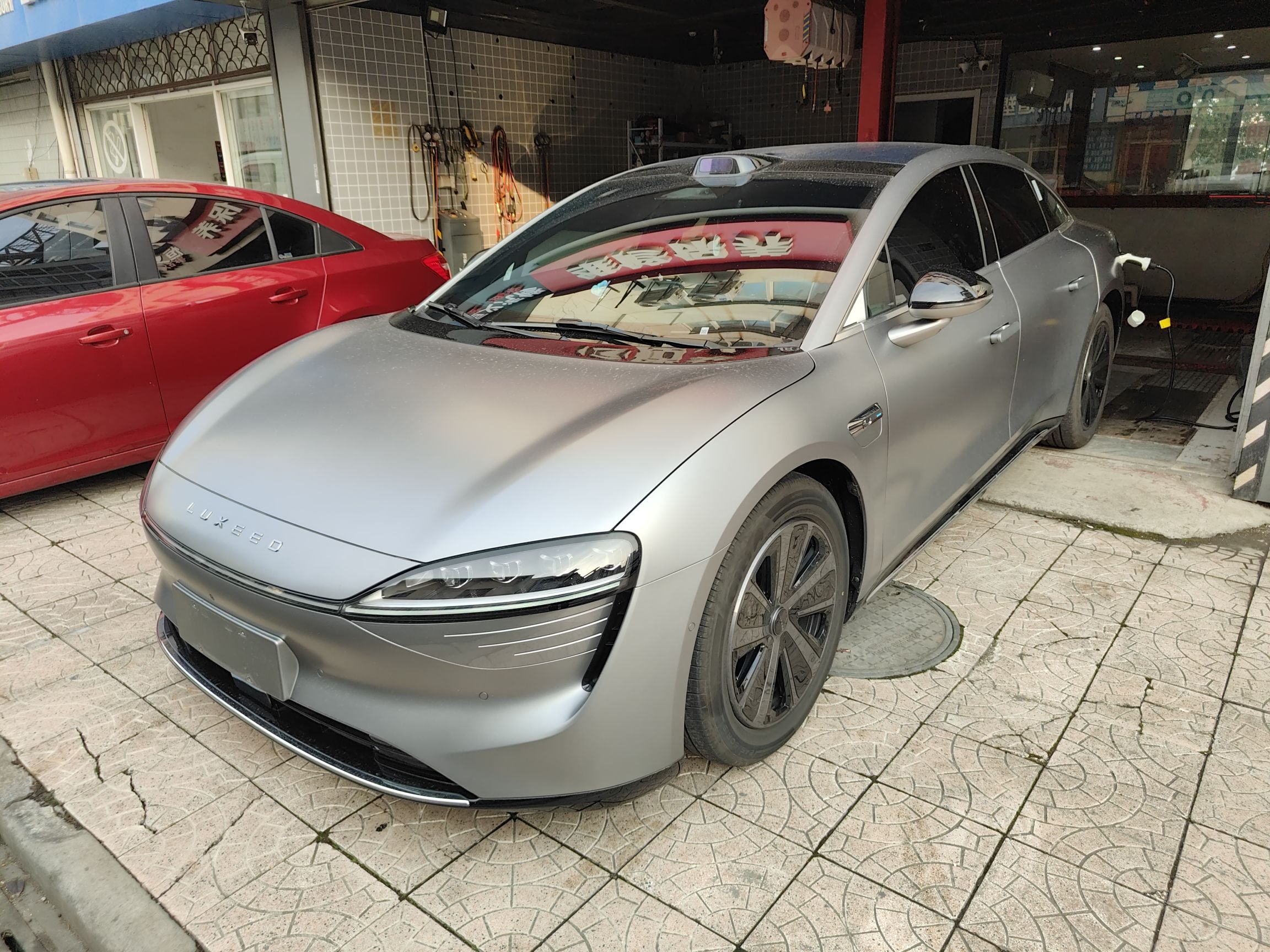 تحت مقدمة السيارة