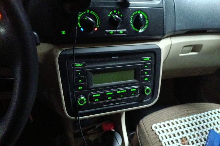 Used Skoda Fabia 2012 1.4L Manual Crystal Edition Audio And AC Panel