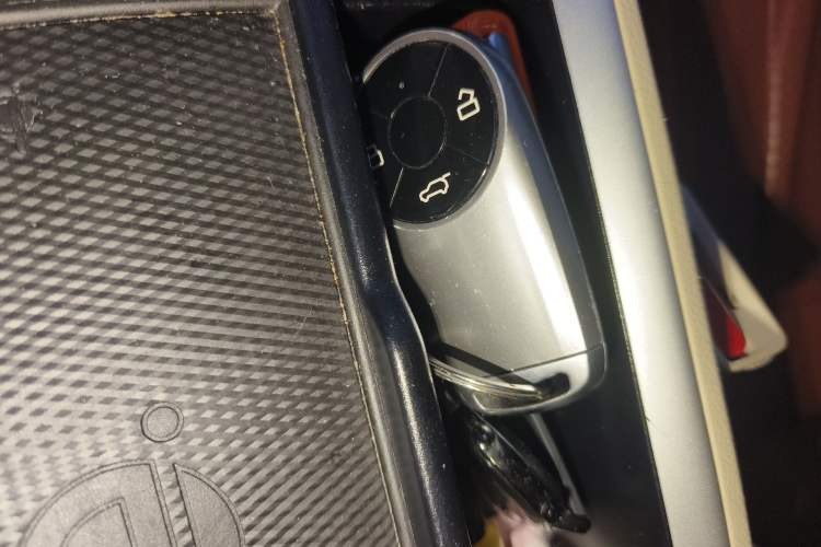 Used ORA Good Cat 2022 Morandi Edition 400km Standard Range Luxury Version Lithium Iron Phosphate Vehicle Key