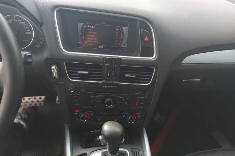 Used Audi Q5 2012 2.0TFSI Technology Model Audio And AC Panel