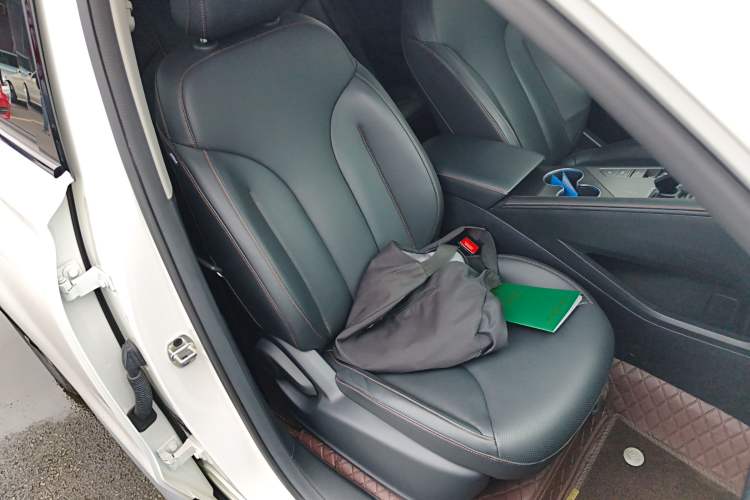 Used Roewe D5X DMH 2024 135 Luxury Edition
