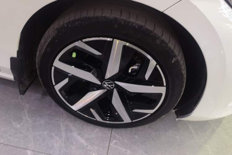Used Volkswagen Lamando 2023 Lavida L 280TSI DSG Cool & Spicy Edition Right Front Wheel Hub