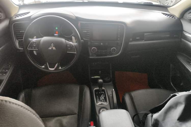 Used Mitsubishi Outlander 2016 2.4L 4x4 Luxury Edition 7-Seater Center Console
