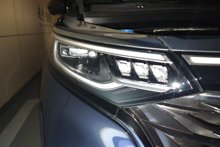 Used Roewe iMAX8 2021 400TGI Supreme Series Prestige Edition Right Front Headlight