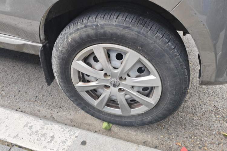 Used Jinbei New Hiace S 2023 1.5L Wealth Edition Passenger Van 5/6/7-Seater Central Air Conditioning Version SWC15M Right Front Wheel Hub