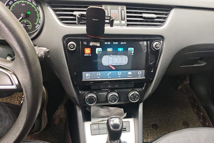 Used Skoda Octavia 2018 1.6L Automatic Comfort Edition Audio And AC Panel