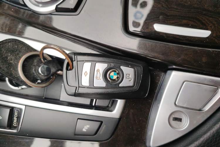 Used BMW 5 Series 2014 525Li Leading Model
