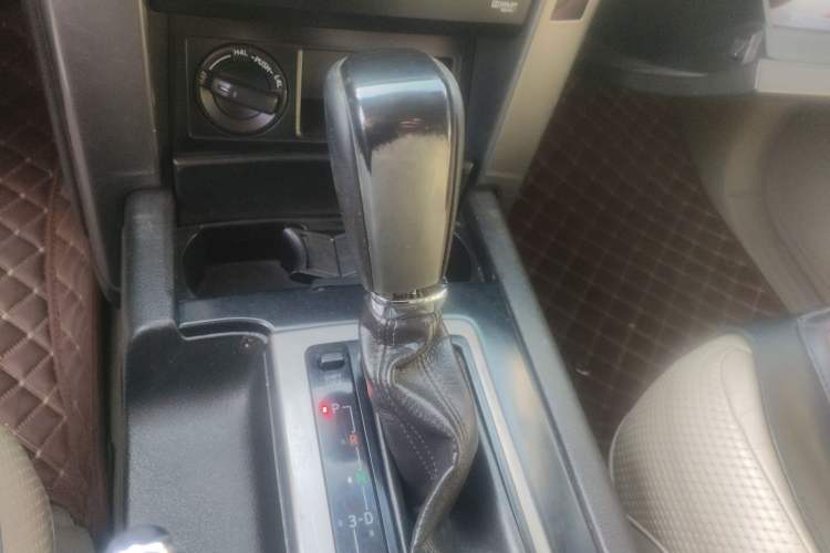 Used Toyota Prado 2010 2.7L Automatic Deluxe Edition Gear Lever