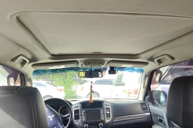 Used Mitsubishi Pajero 2015 3.0L Automatic Luxury Version China V Standard Headliner