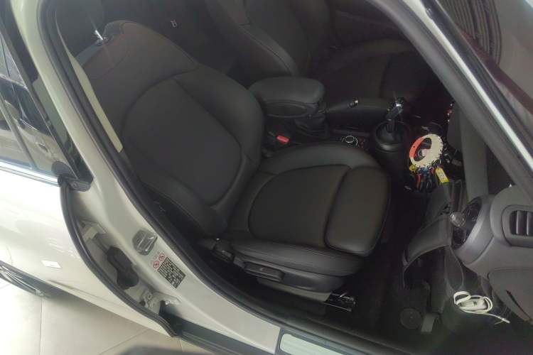 Used MINI 2023 Updated 1.5T COOPER Artist Five-Door Edition Right Front Seat