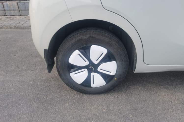 Used Wuling Hongguang MINIEV 2025 Four-Door Version Advanced Edition Right Rear Wheel Hub