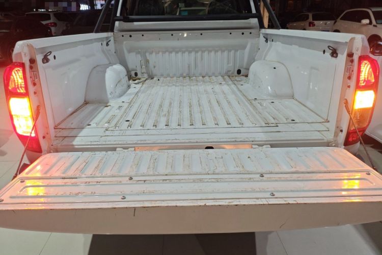 Used Dongfeng Ruichi 6 2023 Revised Version 2.3T Manual Two-Wheel Drive Diesel Standard Trim with Long Cargo Bed
