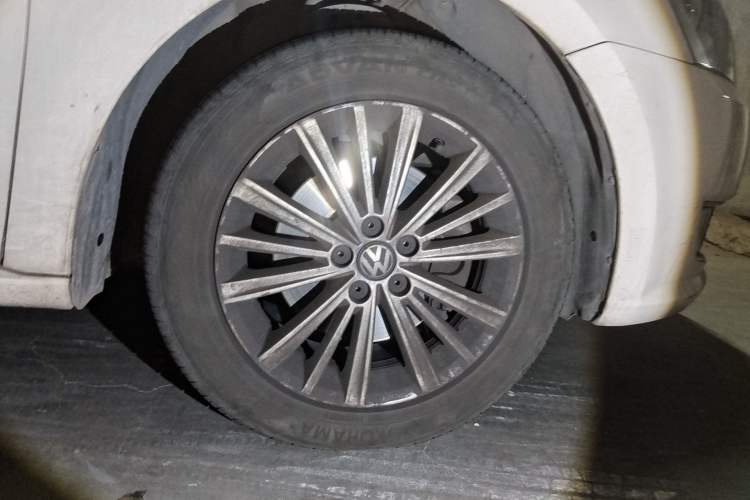 Used Volkswagen Gran Lavida 2013 1.4 TSI Automatic Comfort Model Right Front Wheel Hub