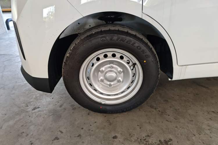 Used Wuling Yangguang 2024 300KM Comfort Version Passenger Van 75kW