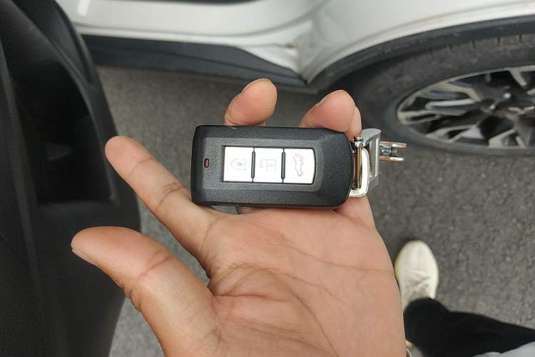 Used Mitsubishi Outlander 2019 2.4L 4x4 Zhi Xiang Edition 7 Seats China VI Standard