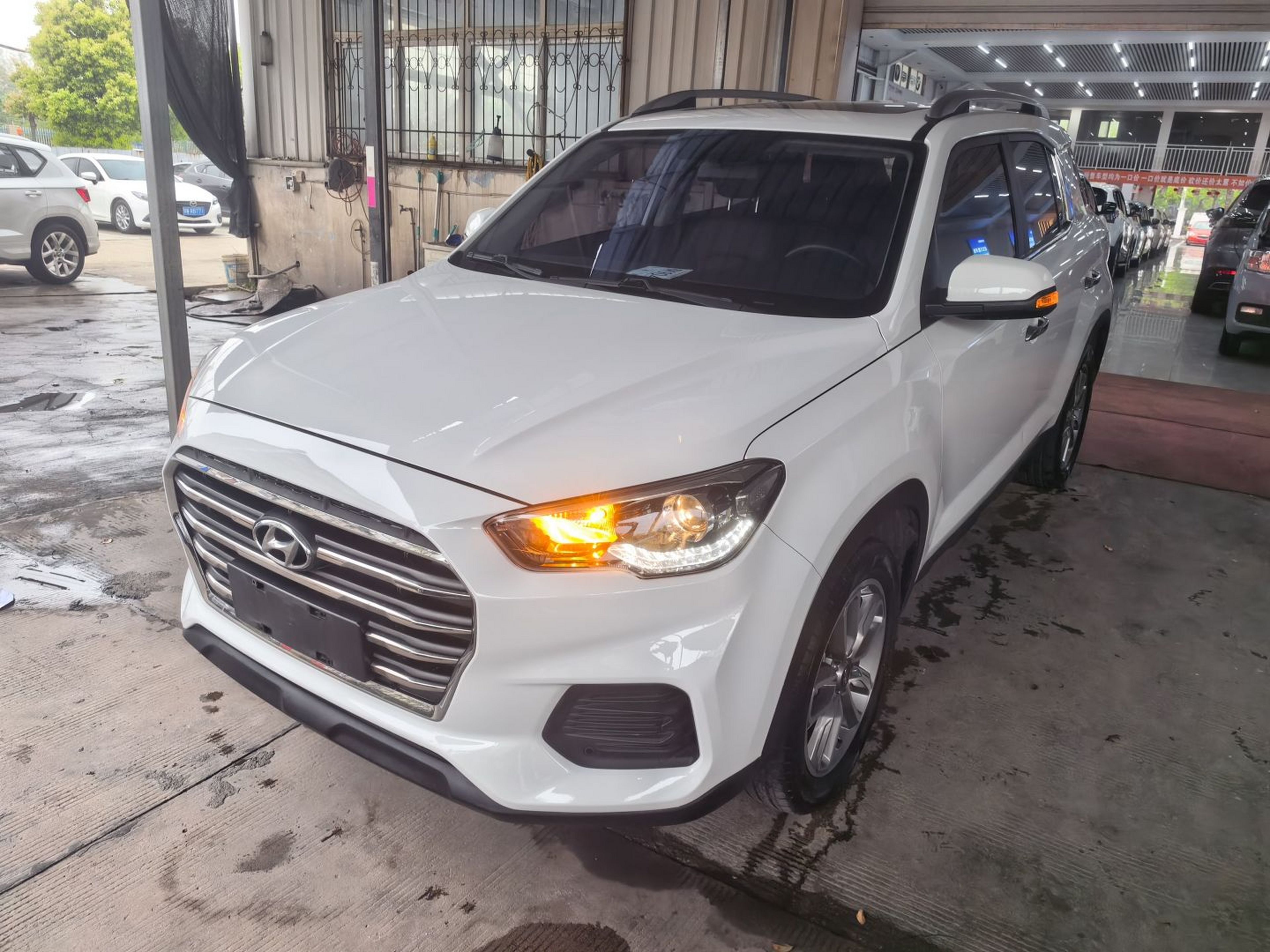 Под передней частью автомобиля