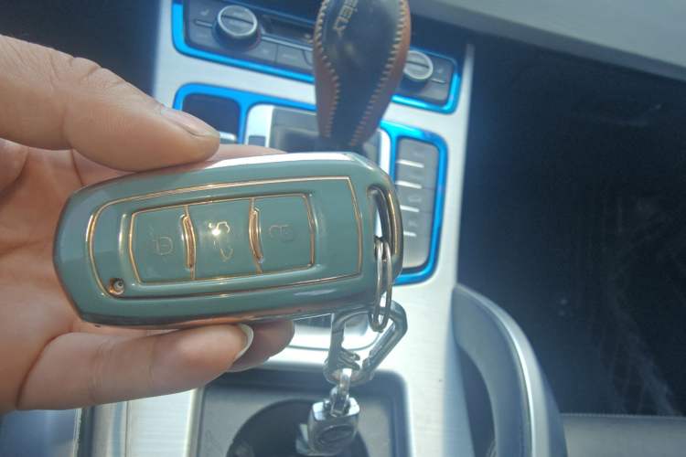 Used Geely Auto Emgrand X7 Sport 2018 1.8TD Automatic Two-Wheel Drive Smart Connect 4G Internet Edition Vehicle Key