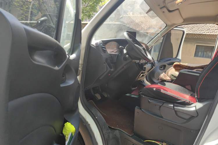 Used Iveco Eurocargo 2021 2.0T Manual - Yunrui Long Wheelbase Short Overhang High Roof Manual Doors – F1A Driver Seat