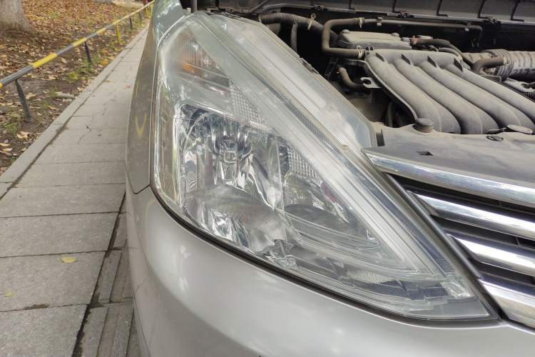 Used Nissan Livina 2013 1.6XE Manual Comfort Edition Right Front Headlight