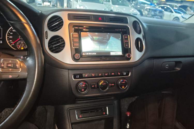 Used Volkswagen Tiguan 2015 1.8TSI Automatic Two-Wheel Drive Luxury Model Audio And AC Panel