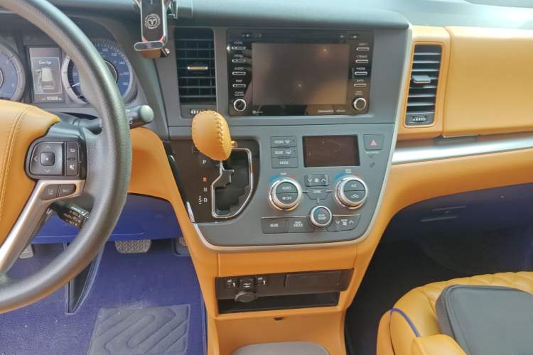 Used Toyota SIENNA 2020 3.5L Two-Wheel Drive XLE Leather Interior 7 Seats Mexico Edition