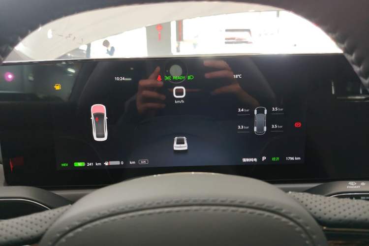 Used VOYAH PASSION 2024 PHEV Four-Wheel Drive Ultra-Long Range Flagship Model Instrument Cluster