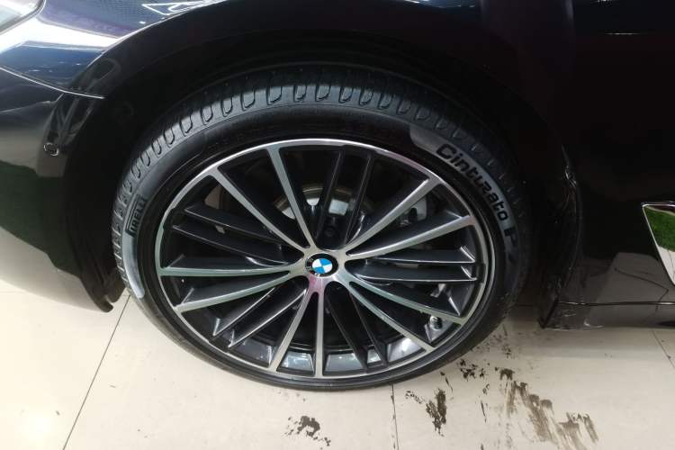 Used BMW 5 Series 2023 530Li Leading Model M Sport Package Left Front Wheel Hub