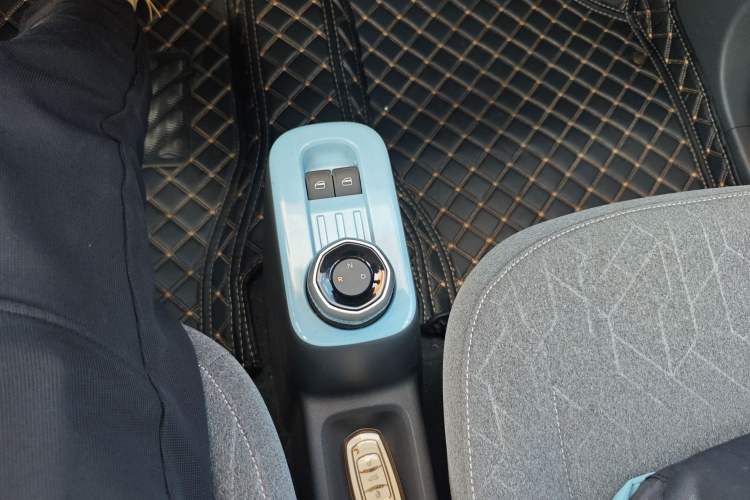 Used Geely Galaxy Panda 2024 Panda Mini 200km Endurance Bear Gear Lever