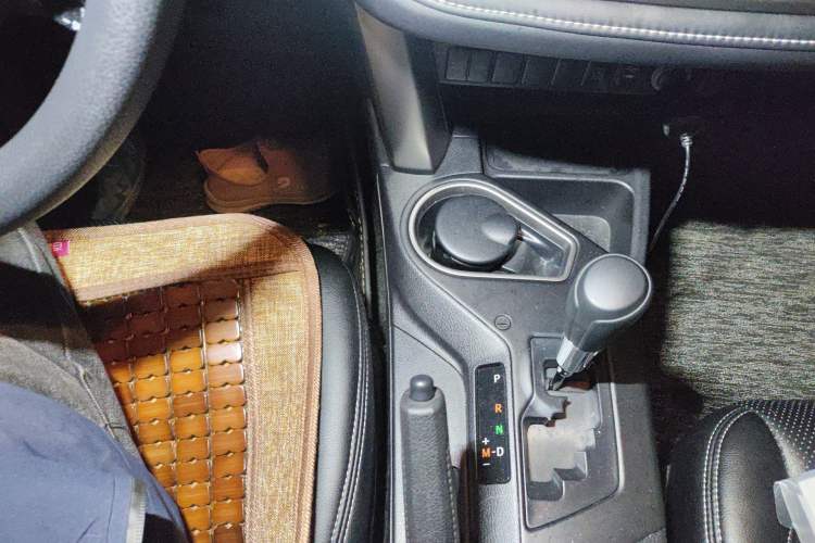 Used Toyota RAV4 2016 2.0L CVT Two-Wheel Drive Fashion Edition China V Standard Gear Lever