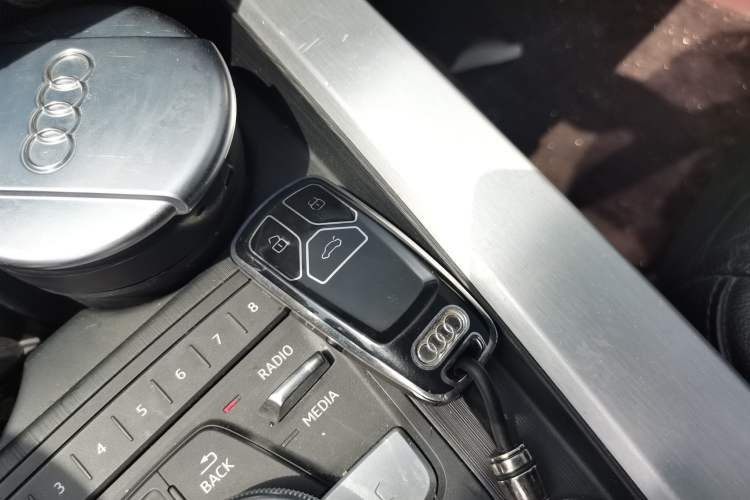 Used Audi A4L 2019 40 TFSI Fashion Edition China VI Emission Standard Vehicle Key