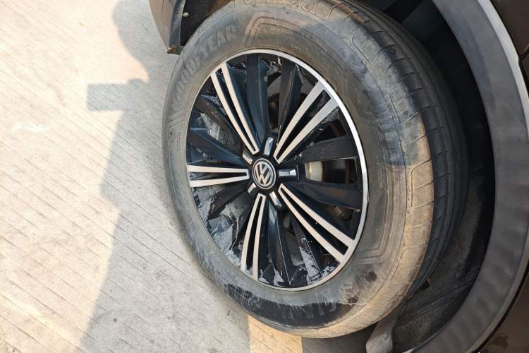 Used Volkswagen Tiguan L 2019 Updated Version 330TSI Automatic Two-Wheel Drive Panoramic Comfort Edition China VI Standard Right Rear Wheel Hub