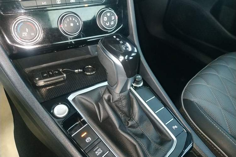 Used Volkswagen Sagitar 2023 300TSI DSG Excellence Edition Gear Lever