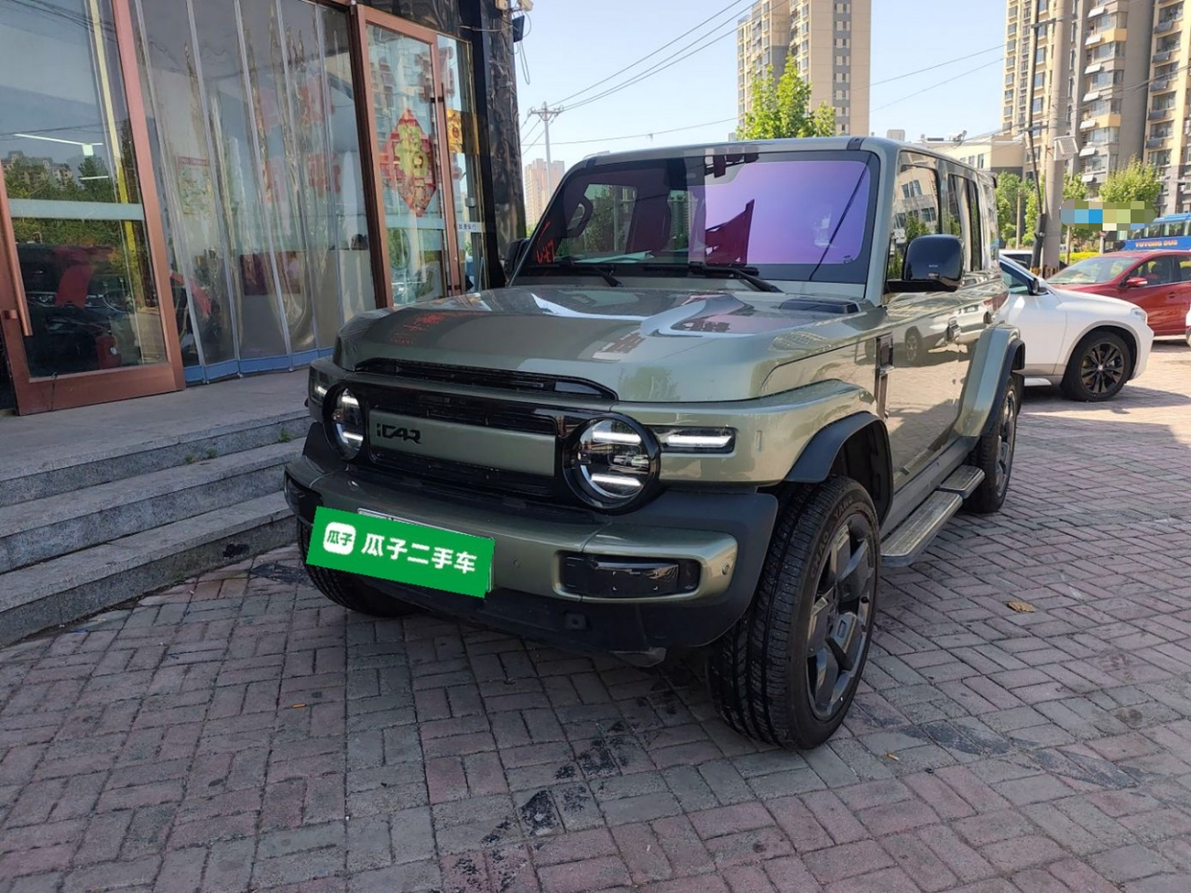 Под передней частью автомобиля