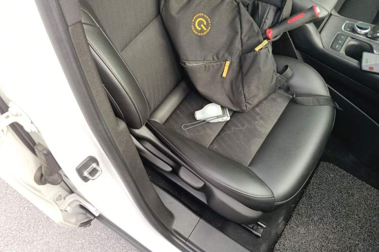 Used Cadillac XT4 2018 28T Two-Wheel Drive Tech Version Right Front Seat