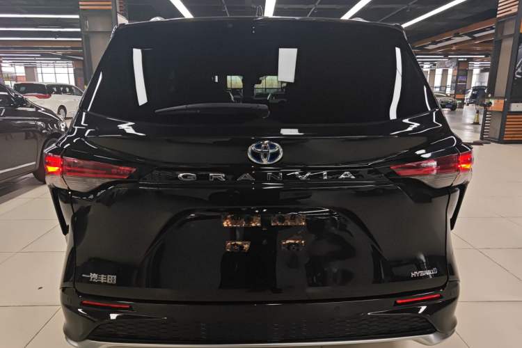Used Toyota Granvia 2022 2.5L Hybrid Premium Edition