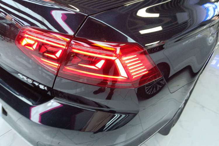 Used Volkswagen Magotan 2020 330TSI DSG Leading Model Right Rear Taillight