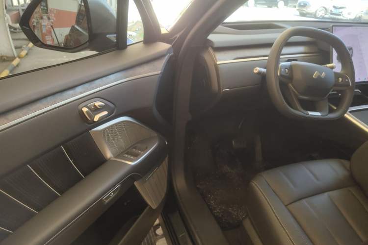 Used ONVO Luxeed L90 2025 Model—Max Six-Seater Version
