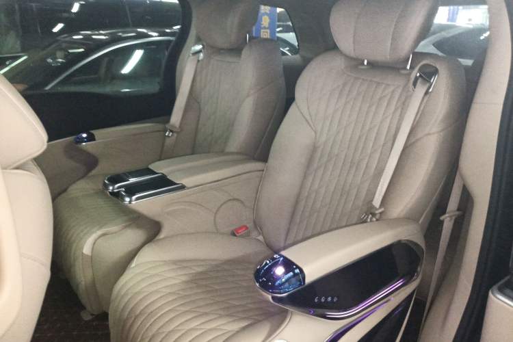 Used Buick GL8 2023 Facelifted Land Cruiser Executive Luxury Version
