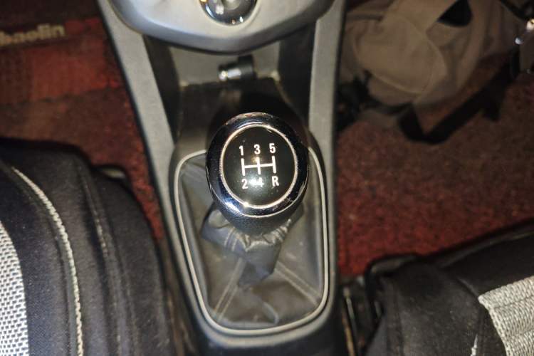 Used Chevrolet Aveo Sonic 2014 Sedan 1.4 SL MT Comfort Edition Gear Lever