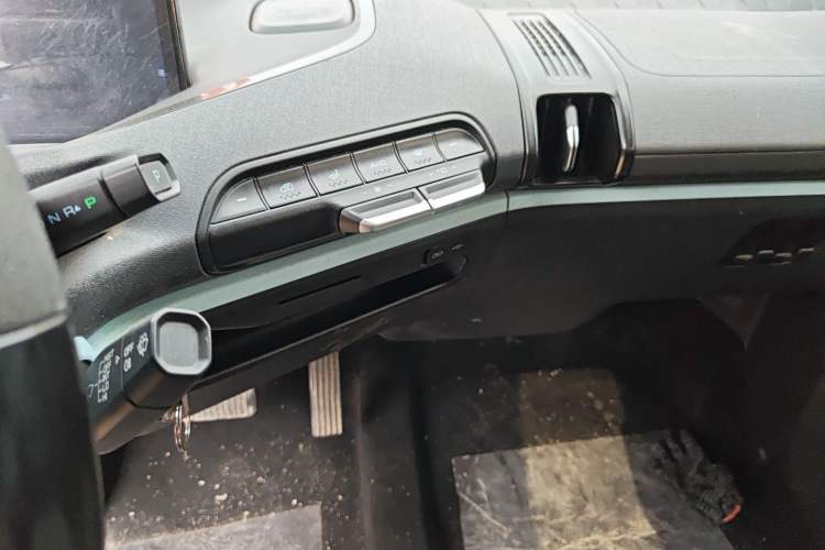 Used Baojun E300 2020 Star Travel Edition Audio And AC Panel