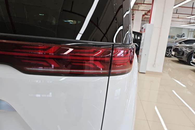 Used Denza D9 2024 DM-i 1050 Luxury Model
