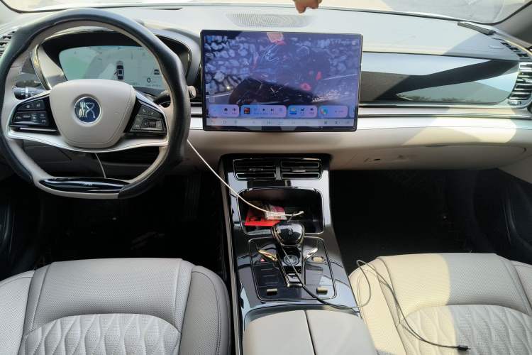 Used BYD Han 2024 EV Glory Edition 605KM Front-Wheel-Drive Premium Model Center Console