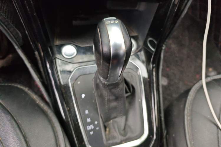 Used Volkswagen T-ROC 2018 280TSI DSG Two-Wheel-Drive Comfort Version China V Standard Gear Lever