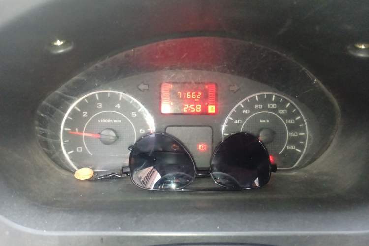 Used Wuling Rongguang V 2016 1.5L Practical Version Odometer Close Up