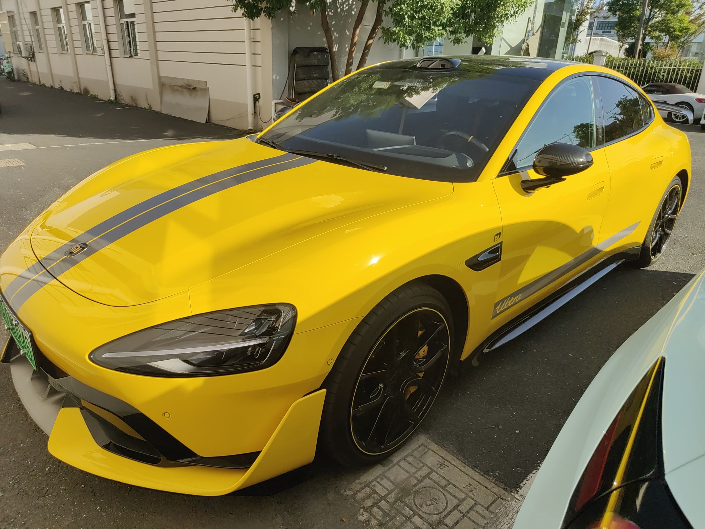 Под передней частью автомобиля