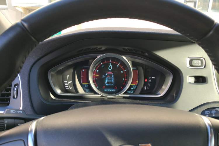 Used Volvo V40 2014 2.0T Zhiya Edition Instrument Cluster