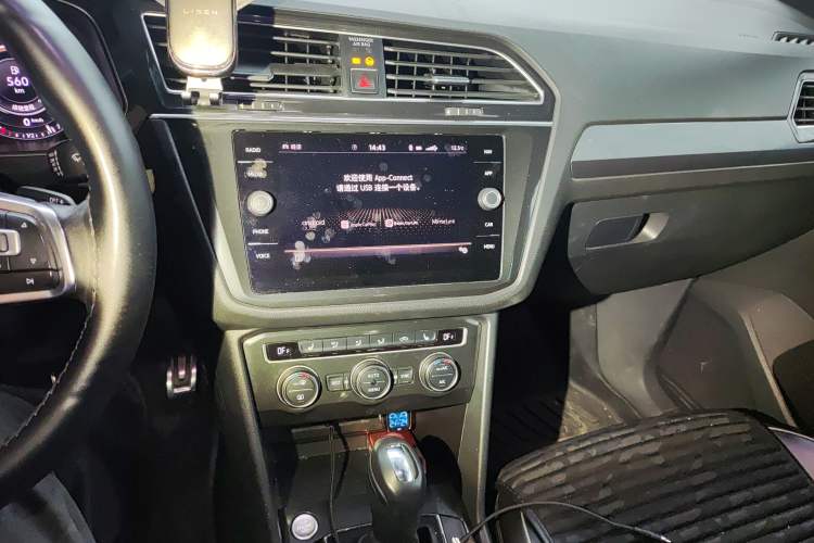 Used Volkswagen Tiguan 2018 380TSI Four-Wheel Drive R-Line Audio And AC Panel