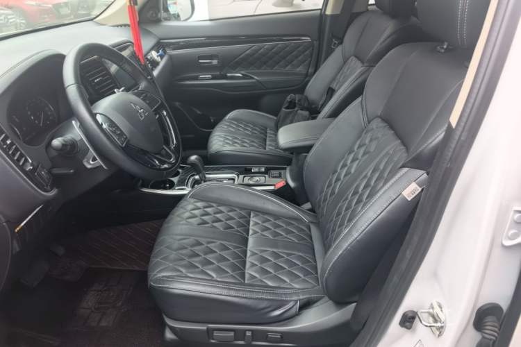 Used Mitsubishi Outlander 2021 2.4L 4x4 Zhi Xiang Edition 7 Seats
