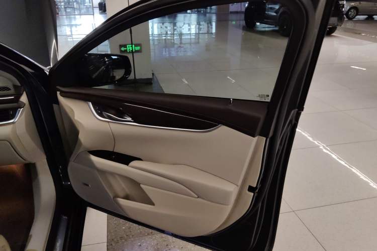 Used Cadillac XTS 2013 28T Luxury Model
